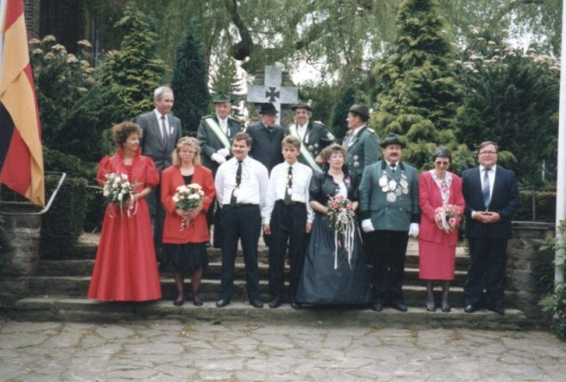 1989 Vorbeimarsch an der Kirche